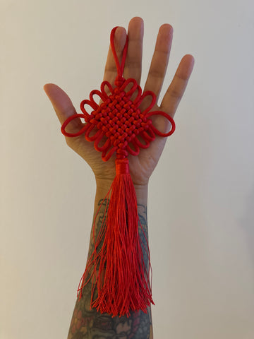 El nudo infinito, nudo sin fin o nudo de la infinita abundancia y prosperidad color rojo