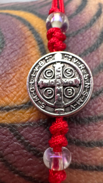 PULSERA MEDALLA DE SAN BENITO HILO ROJO
