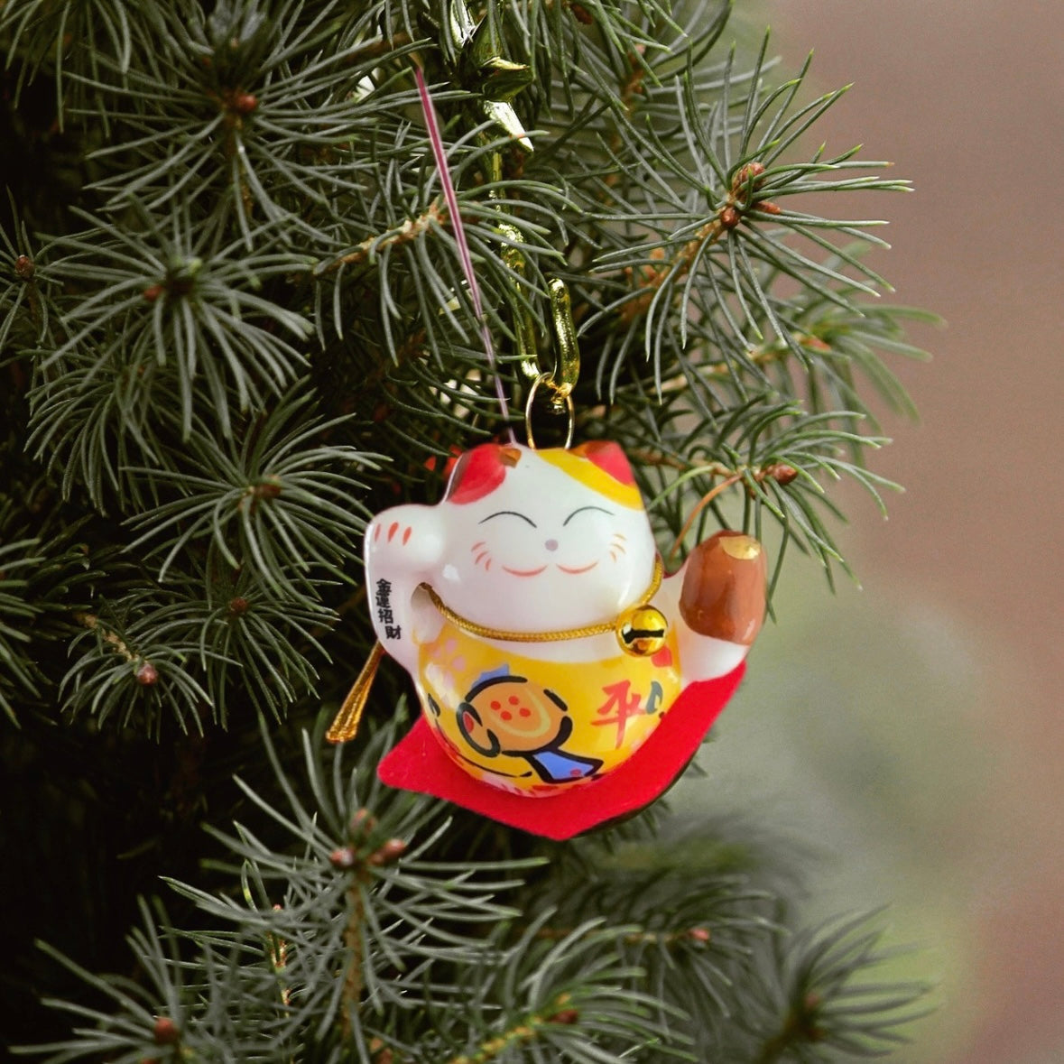 MANEKI NEKO o GATO DE LA SUERTE PARA TU ÁRBOL DE NAVIDAD