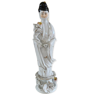 Figura de porcelana Kwan Yin con mano movible. Medida 8" In